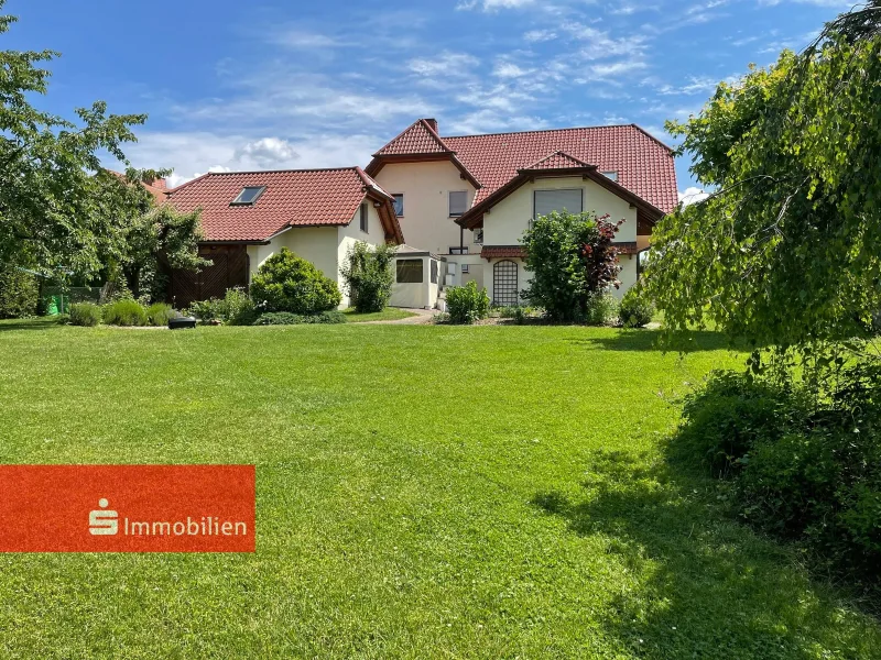 Gartenansicht des Zweifamilienhauses - Haus kaufen in Hünfeld - Großzügiges Grundstück, Terrasse, Balkon - idyllisches Zweifamilienhaus sucht neue Eigentümer!