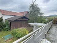 Blick vom Balkon auf das Gartenhaus