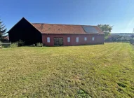 Große Wiese mit Blick auf die Werkstatt-Scheune