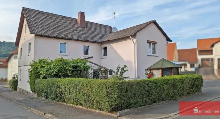 Einfamilienhaus auf schnuckeligem Grundstück - Haus kaufen in Tann - Einziehen und Wohlfühlen - Ein Familienzuhause voller Gemütlichkeit & Kaminwärme