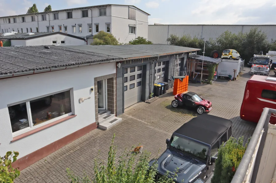 Bürogebäude und Lagerhalle / Garage