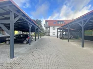 Das Mehrfamilienhaus mit Stellplätze/Carports