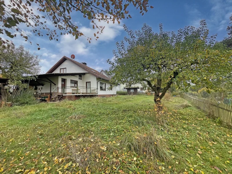 großer Garten mit Blick auf die Terrasse