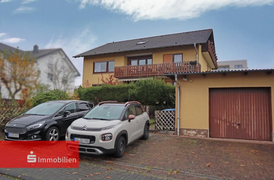 Straßenansicht mit Stellplätzen und Doppelgarage - Haus kaufen in Fulda - Charmantes Mehrfamilienhaus mit viel Potential in ruhiger Lage - Ihr ideales Investitionsobjekt!