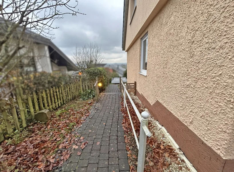 Gepflasterter Weg zum Haupteingang