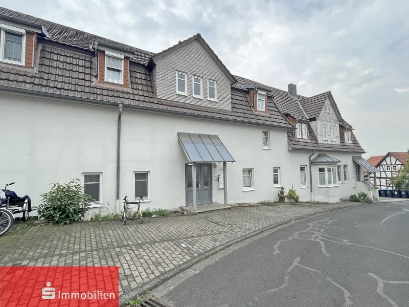 Hier befindet sich die Eigentumswohnung - Wohnung kaufen in Bad Salzschlirf - Panoramaaussicht über Bad Salzschlirf in zeitloser 3,5 Zimmer Wohnung im Dachgeschoss