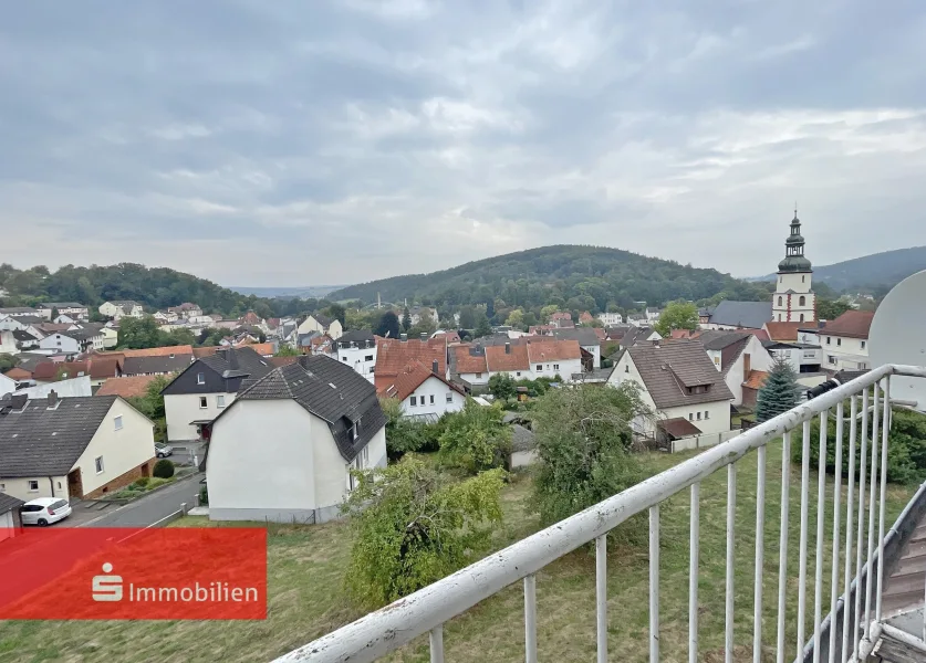 Eigentumswohnung mit idyllischem Ausblick vom Balkon - Wohnung kaufen in Bad Salzschlirf - Panoramaaussicht über Bad Salzschlirf in zeitloser 3,5 Zimmer Wohnung im Dachgeschoss