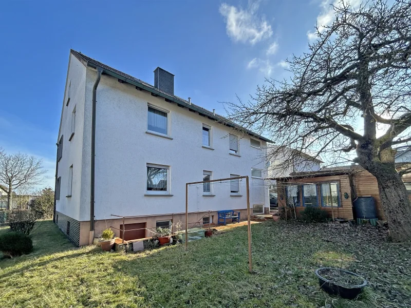 Blick vom Garten auf das Zweifamilienhaus