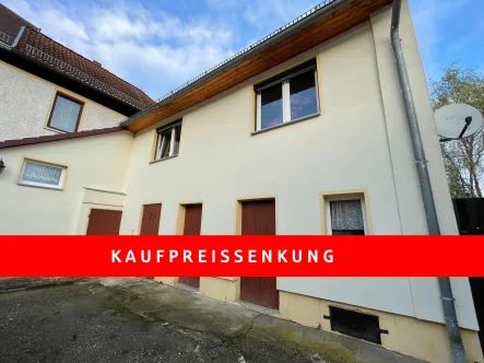 Hausansicht vom Hof aus - Haus kaufen in Pölzig - Charmantes Bauernhaus am Bach