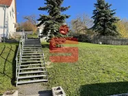 Garten und Treppe zum Haus