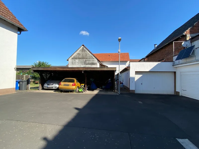 Carport mit Lagerhalle rechts