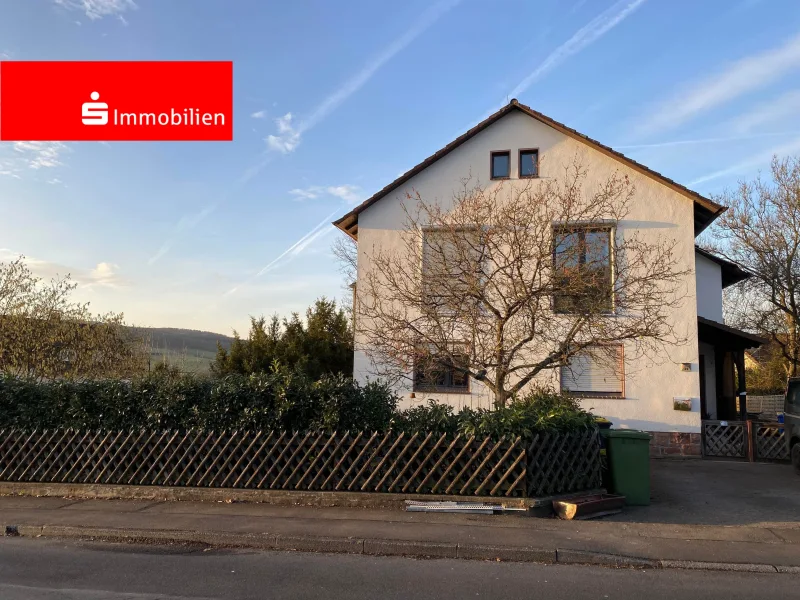 Titelbild - Haus kaufen in Marburg - Durchdachtes Zweifamilienhaus mit tollem Grundstück in Elnhausen