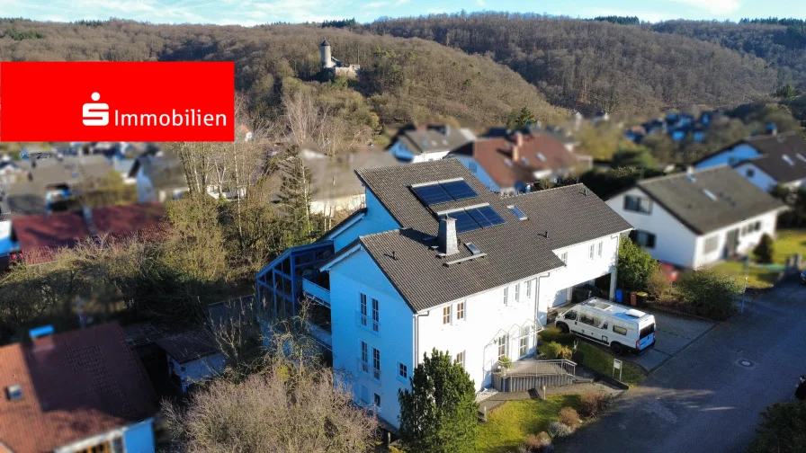 Hausansicht seitlich mit Blick auf die Burg - Haus kaufen in Braunfels - Großzügige Villa mit Blick auf zwei Burgen in ruhiger Lage von Braunfels-Philippstein!