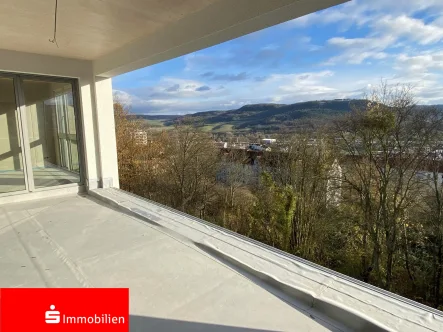 Blick vom Balkon in die Umgebung - Wohnung kaufen in Jena - KfW-gefördert: Neu erbaute 4,5-Zimmer-Dachgeschosswohnung mit Weitblick in Jena Nord