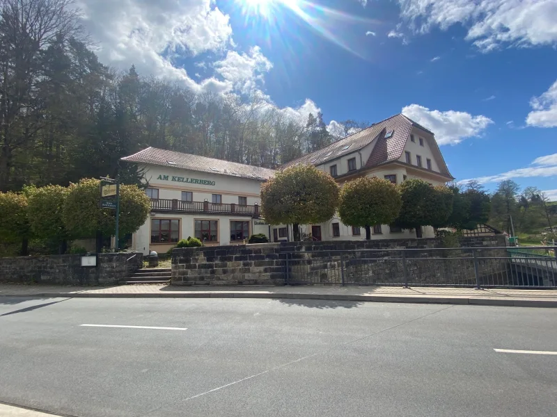 Straßenansicht - Gastgewerbe/Hotel kaufen in Trockenborn-Wolfersdorf - **Hotel, Gaststätte, Außenterrassen und 2 Wohnungen - umringt von Wäldern**