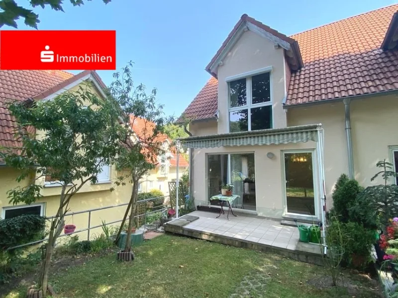 Hausrückansicht mit Terrasse - Haus kaufen in Jena - * Gemütliche und familienfreundliche Doppelhaushälfte mit Stellplatz *