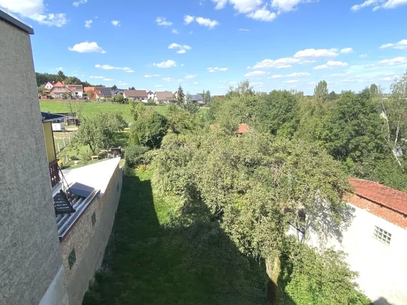 Dachgeschoss: Ausblick vom Zimmer zur Gartenseite