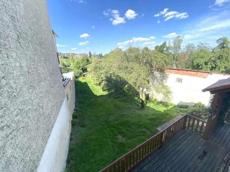 Obergeschoss: Ausblick vom Tageslichtbad zur Gartenseite