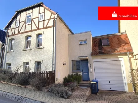 Hausstraßenansicht - Haus kaufen in Eisenberg - * Geräumiges Einfamilienhaus mit großem Grundstück in idyllischer Lage *