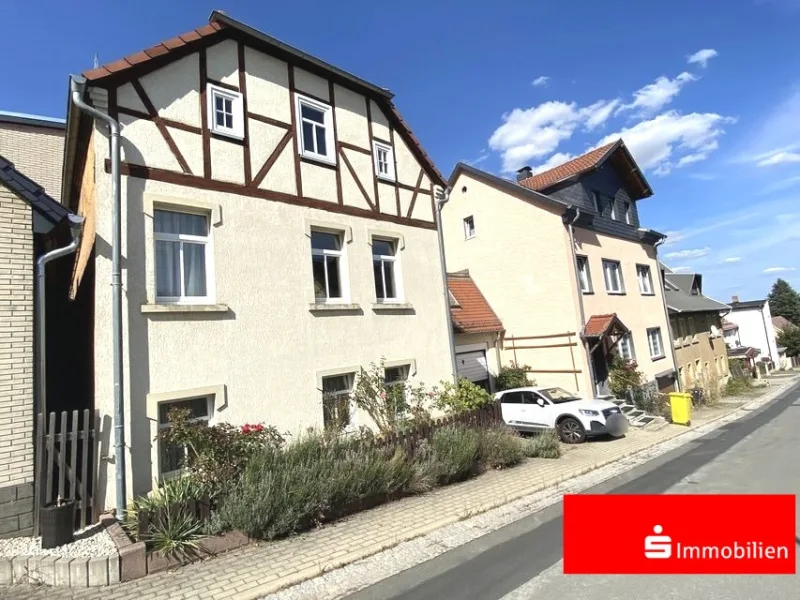 Hausstraßenansicht - Haus kaufen in Eisenberg - * Geräumiges Einfamilienhaus mit großem Grundstück in idyllischer Lage *