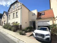 Hausstraßenansicht und Garage