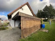 Hausseitenansicht mit Carport 