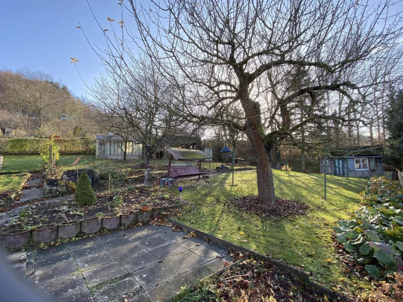 Kleine Terrasse mit Blick in den Garten