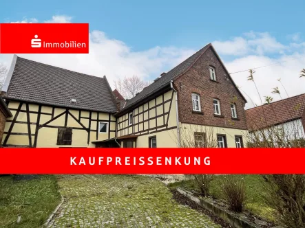 Hausansicht mit Scheune - Haus kaufen in Petersberg - Landidylle mit Potenzial: Wohnhaus mit Scheune in ruhiger Lage