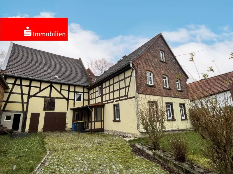 Hausansicht mit Scheune - Haus kaufen in Petersberg - Landidylle mit Potenzial: Wohnhaus mit Scheune in ruhiger Lage