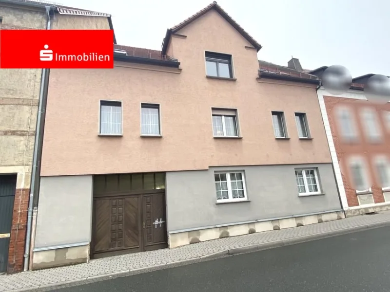 Hausstraßenansicht - Haus kaufen in Hermsdorf - * Wohnhaus mit 3 unvermieteten Wohnungen im historischen Zentrum *