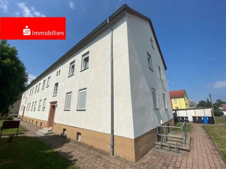 Hausansicht - Wohnung kaufen in Crossen - *Gut geschnittene 3-Raum Eigentumswohnung mit Garage und Stellplatz*