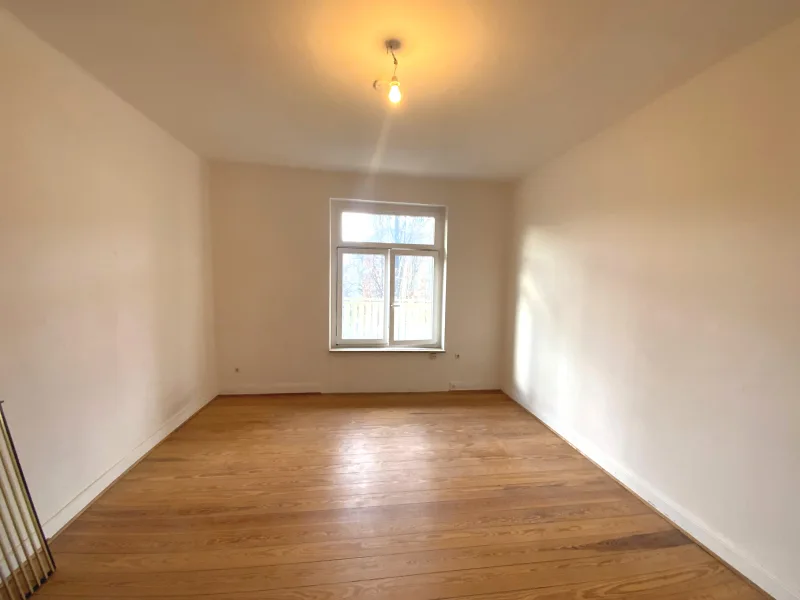 Zimmer 2 mit Balkon zur Straßenseite