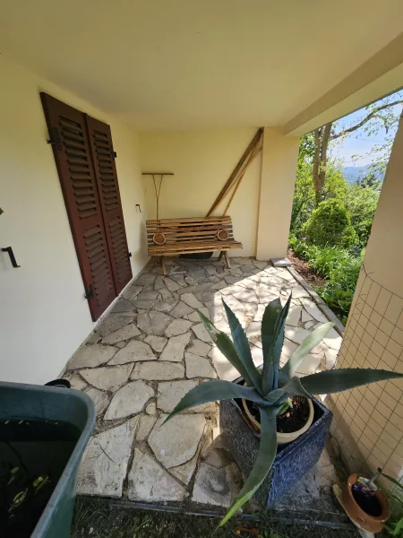 Geschützte Terrasse mit Natursteinen