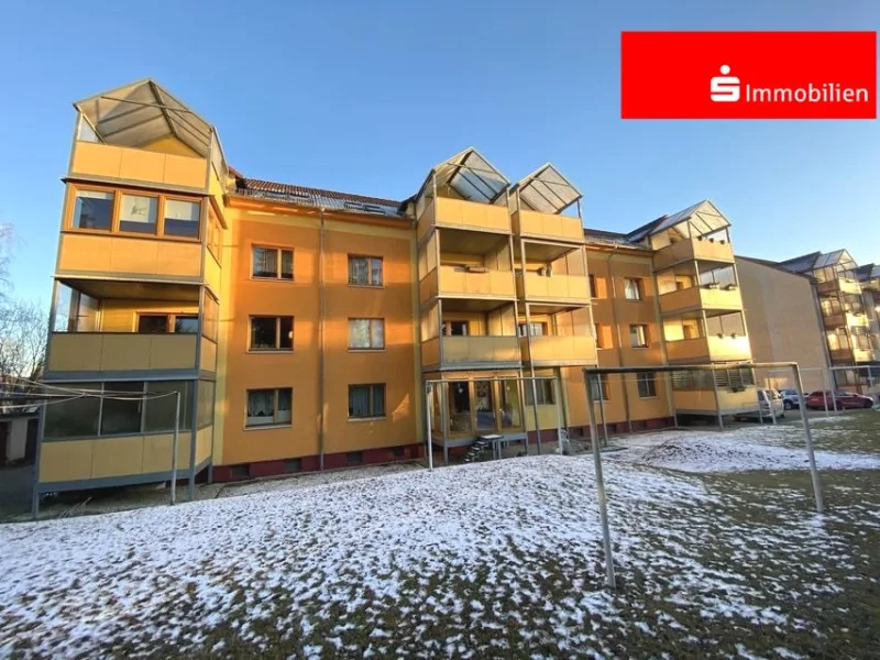 Hausrückansicht mit Balkonen - Wohnung kaufen in Hermsdorf - *2-Raum Wohnung mit geräumigem Balkon und massiver Garage*