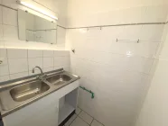 kleines Bad mit Spülbecken