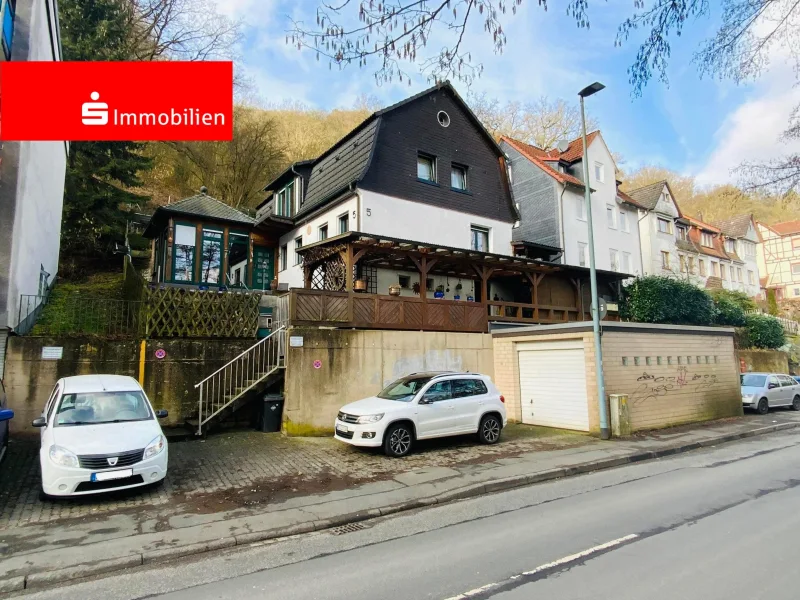 Straßenansicht - Haus kaufen in Marburg - (K)ein Haus von der Stange