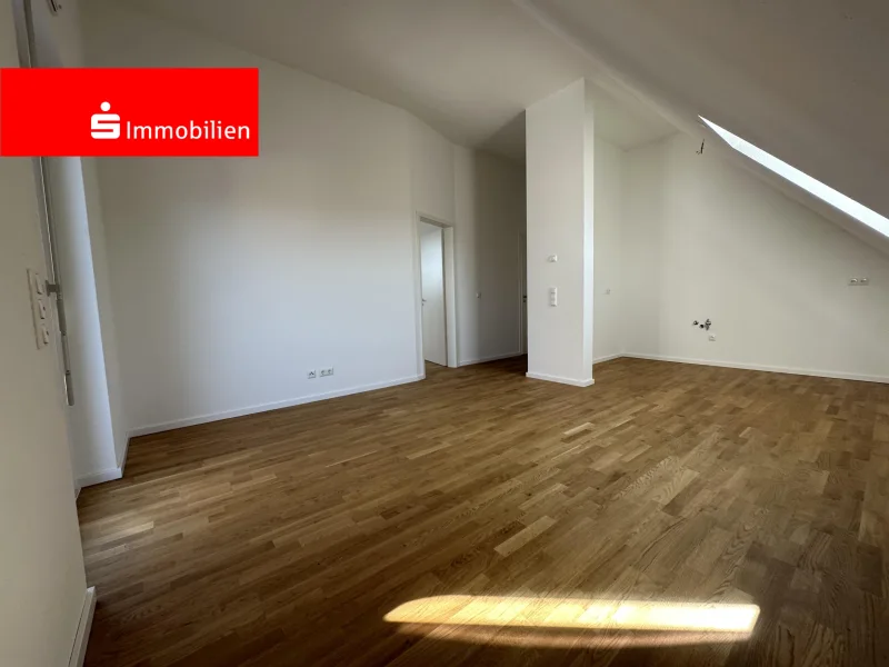 Wohnzimmer mit Küche - Wohnung kaufen in Kirchhain - Exklusive Dachgeschosswohnung im Neubau - vermietet!