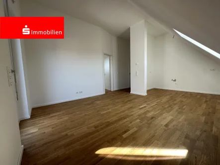 Wohnzimmer mit Küche - Wohnung kaufen in Kirchhain - Exklusive Dachgeschosswohnung im Neubau - vermietet!