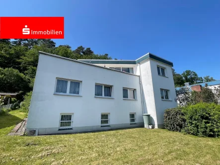 Straßenansicht - Haus kaufen in Marburg - Einfamilienhaus mit außergewöhnlicher Raumaufteilung und Dachterrasse mit Fernblick!