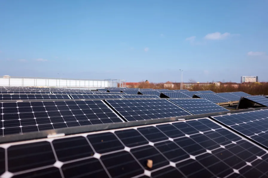 Photovoltaik auf dem Dach der Garagenanlage