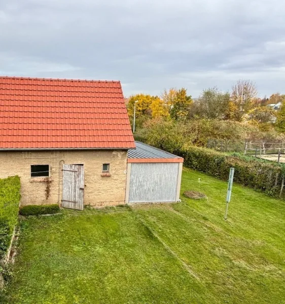 Nebengelass und Garage auf dem Grundstück