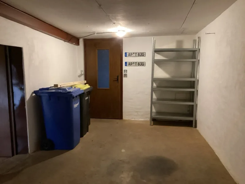 Garage mit Zugang zum Hof