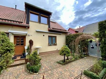 Hausansicht  - Haus kaufen in Erfurt - Moderne und gepflegte Doppelhaushälfte in Mittelhausen.Hier leben Sie Ihren Traum vom Eigenheim.