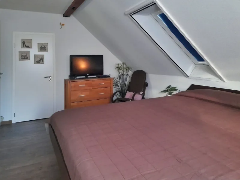 Schlafzimmer mit begehbaren Kleiderschrank