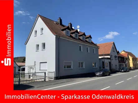 Straßenseite - Haus kaufen in Reichelsheim - Topgepflegtes 3-Familienhaus - 5 % Rendite für Anleger möglich - Auch für Selbstnutzer interessant