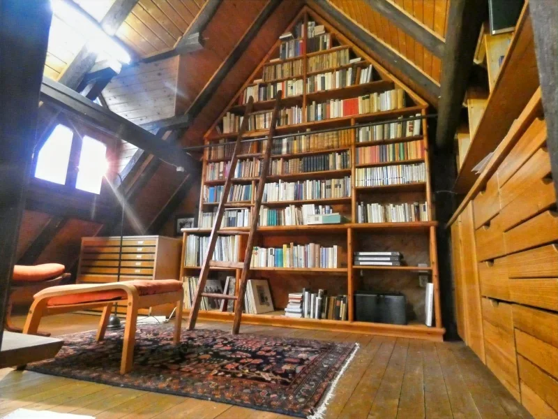 Bibliothek über Wohnzimmer