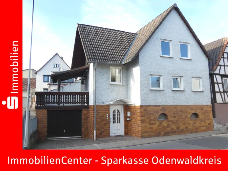 Ansicht Straßenseite - Haus kaufen in Breuberg - Für Gartenmuffel! Kleines Einfamilienhaus mit gr. Terrasse, Garage aber ohne Garten