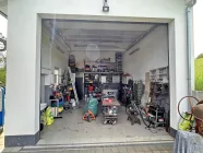 Große Garage mit Werkstatt