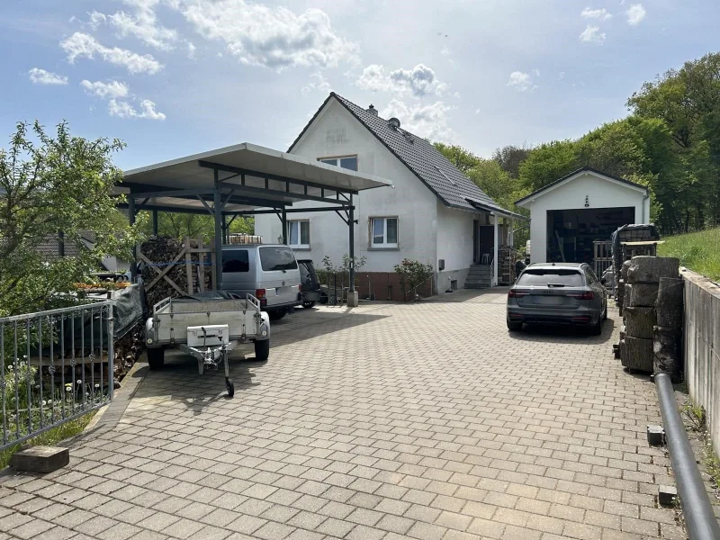 Hof mit Carport