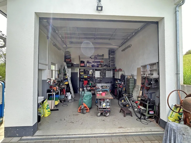 Große Garage mit Werkstatt